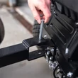 Kép 9/9 - scheppach TMR 452-98H-RD - 98 CM-ES FŰNYÍRÓ TRAKTOR HÁTSÓ KIDOBÁSSAL ÉS HIDROSZTATIKUS SEBESSÉGVÁLTÓVAL
